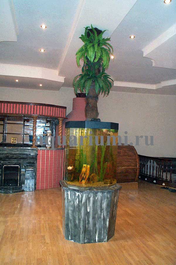 аквариум вокруг столба
